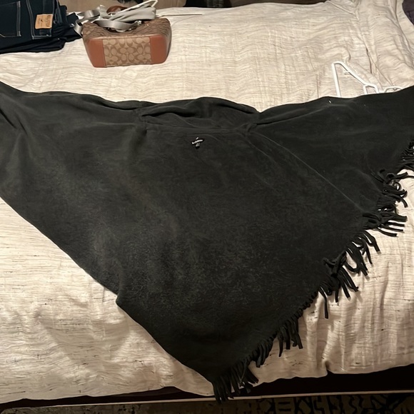 Le Chateau fleece button up shawl - Picture 2 of 3